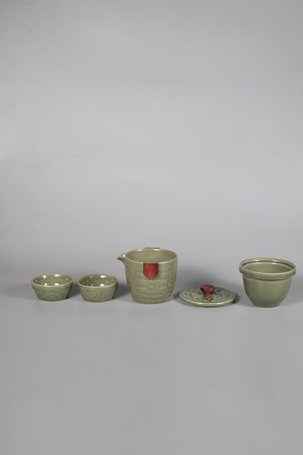 Tang dynasty dragon relief Yaozhou celadon teapot lid