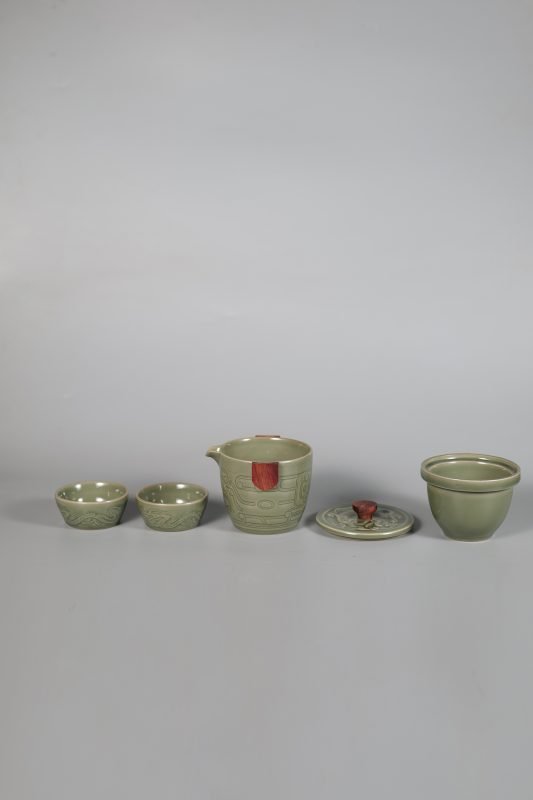 Tang dynasty dragon relief Yaozhou celadon teapot lid