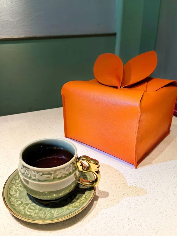 Rabbit handle porcelain coffee cup with carved tray