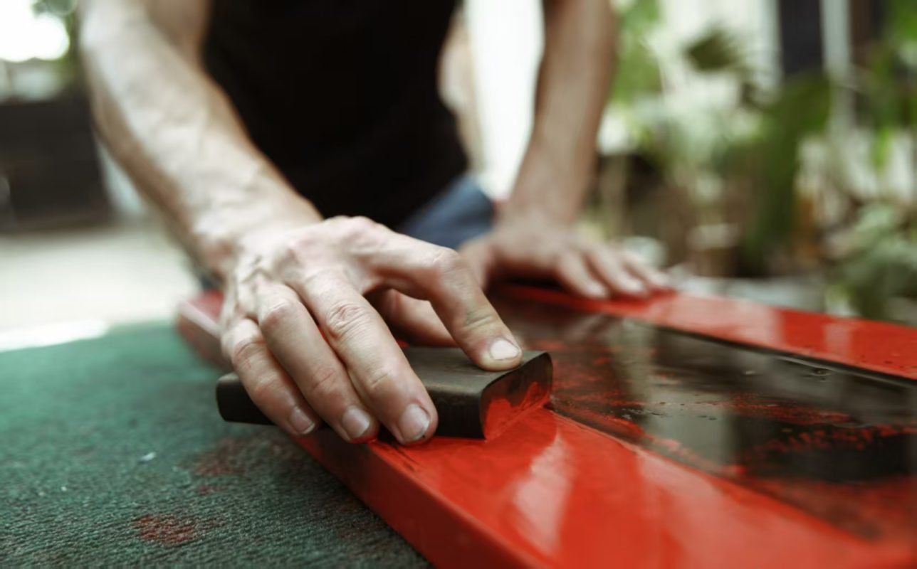 artisan polishing lacquer ash layers